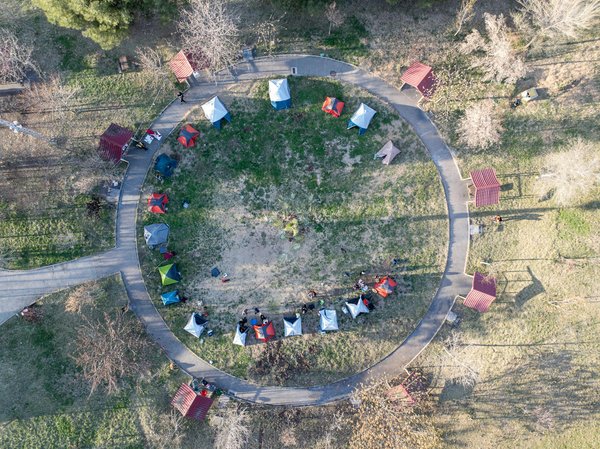 Peut-on trouver une maison de vacances en Bretagne avec des ateliers de sculpture et des randonnées en bord de mer?